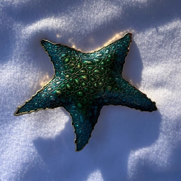 Elegant Green Starfish Brooch - Picture 4 of 4